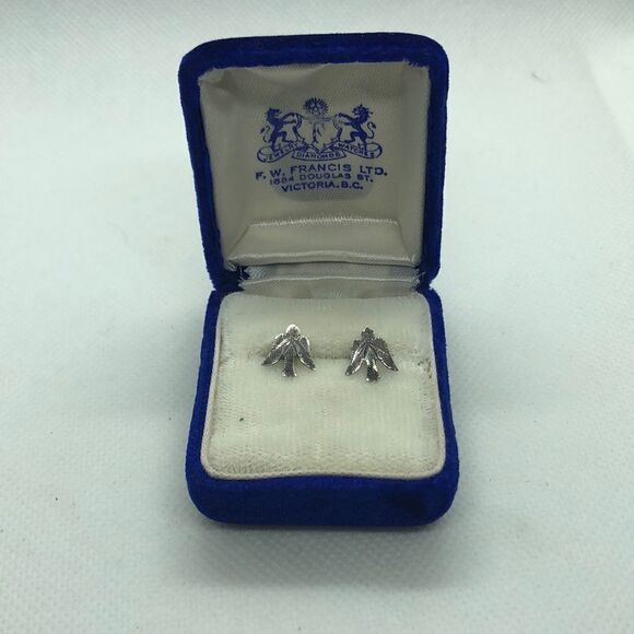 šā925Ā DiamondāCutāDoveāEarrings - Picture 2 of 4